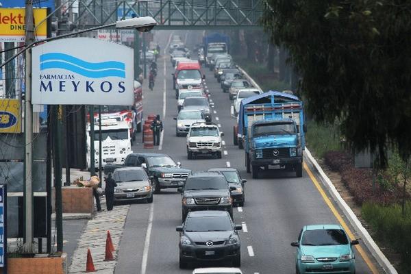 Entre los km 29 y 31 de esa carretera internacional, en San Lucas Sacatepéquez, se hace cola por los  centros comerciales
