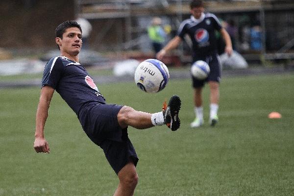 Jairo Arreola controla el esférico en el entreno de ayer. (Foto Prensa Libre: Óscar Felipe)