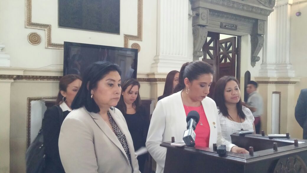 Diputadas presentaron la iniciativa de ley para incrementar el descanso postnatal a cien días. (Foto Prensa Libre: J. Gramajo)