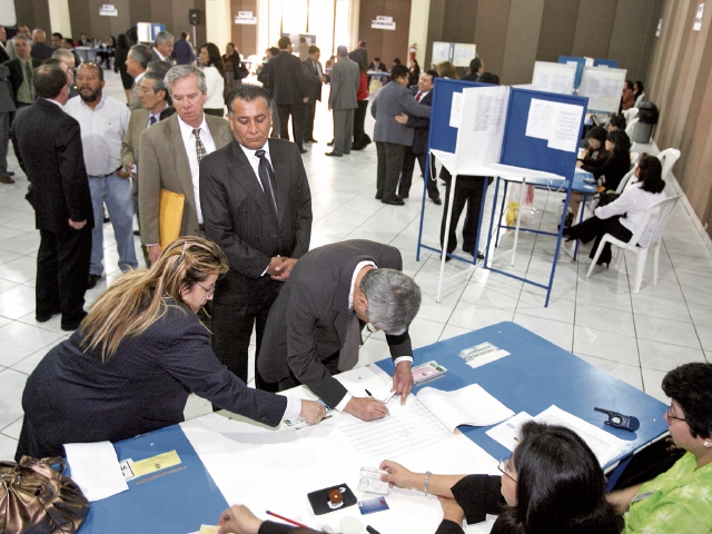 Investigaciones dirigidas por el MP y la CICIG señalaron la supuesta influencia del abogado y empresario Roberto López Villatoro en la integración de la actual Corte Suprema de Justicia. (Foto Prensa Libre: HemerotecaPL)