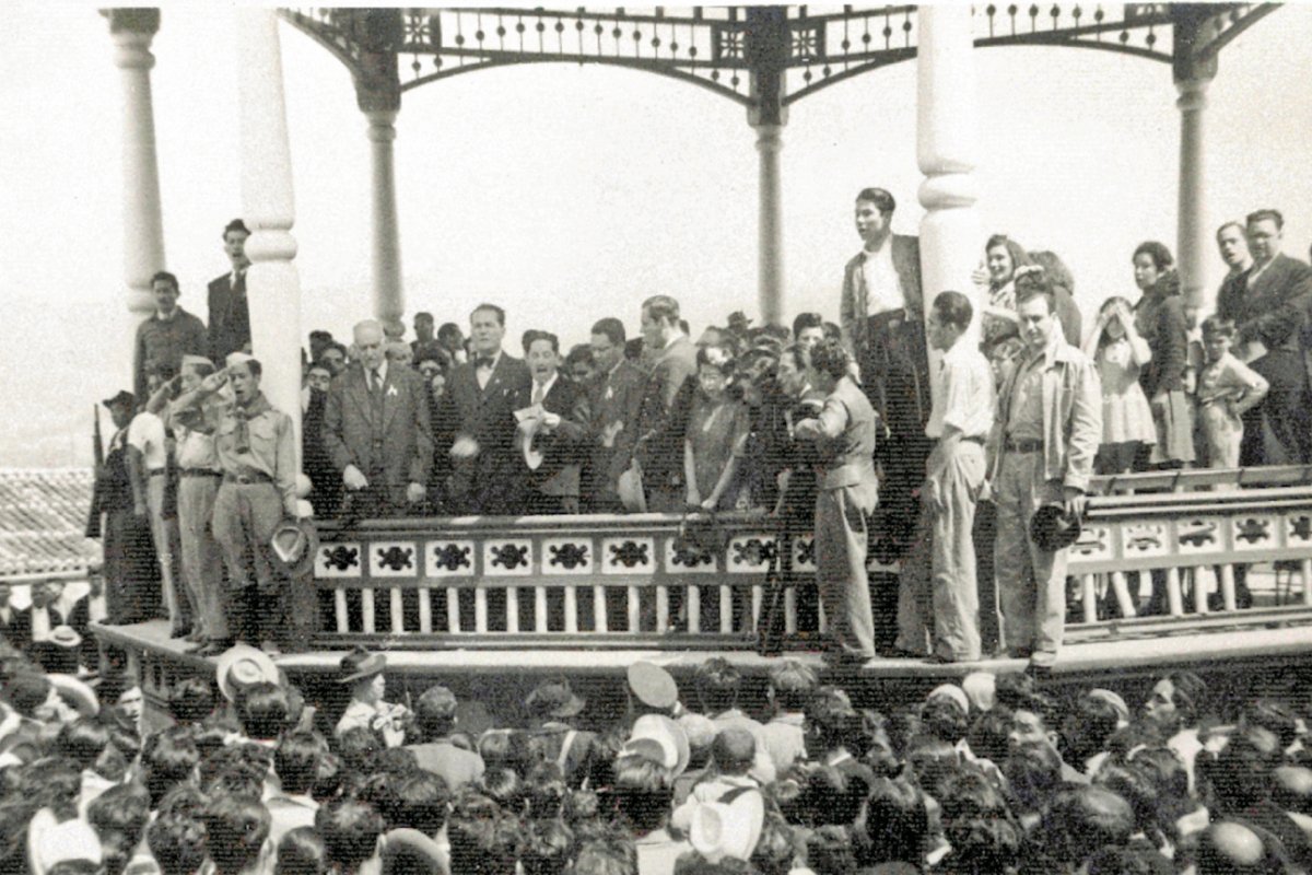 Juan José Arévalo durante uno de sus mitines en el quiosco de San Marcos, en 1944.