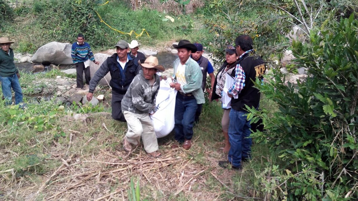 Vecinos trasladan el cadáver de Vitelio Segura Hernández. (Foto Prensa Libre: Hugo Oliva).