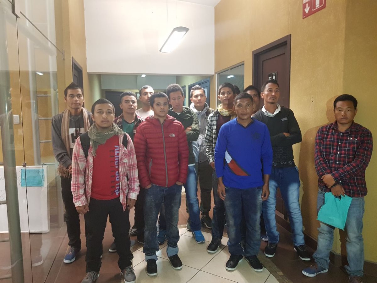Los trece nepalíes no portaban constancia de haber ingresado legalmente a Guatemala. (Foto Prensa Libre: PNC)