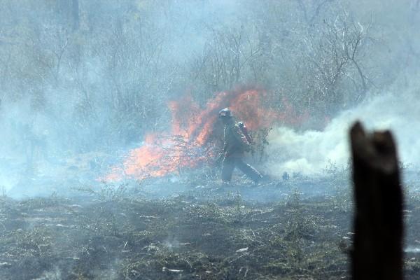 Bombero Voluntario combate un incendio forestal en la cabecera de Jalapa.