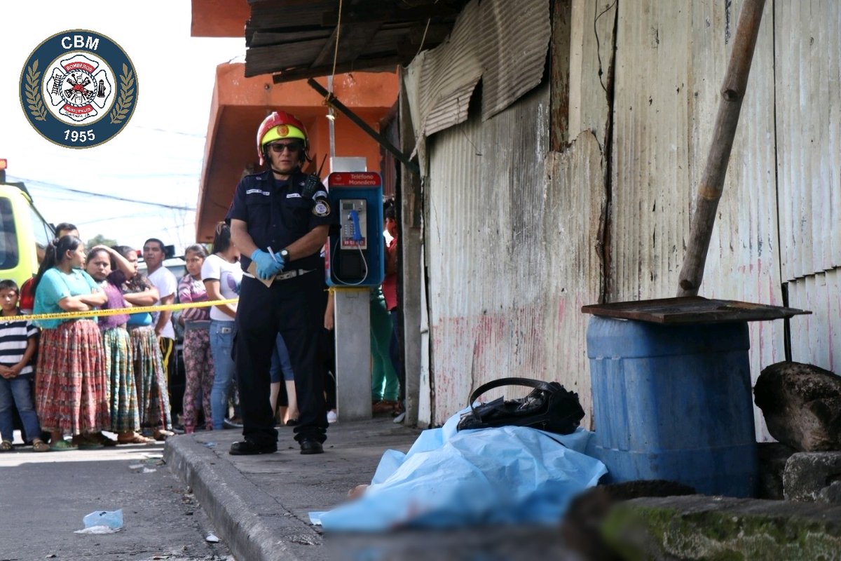 La mujer, de unos 25 años, fue baleada en la cabeza informaron las autoridades. (Foto Prensa Libre: CBM)
