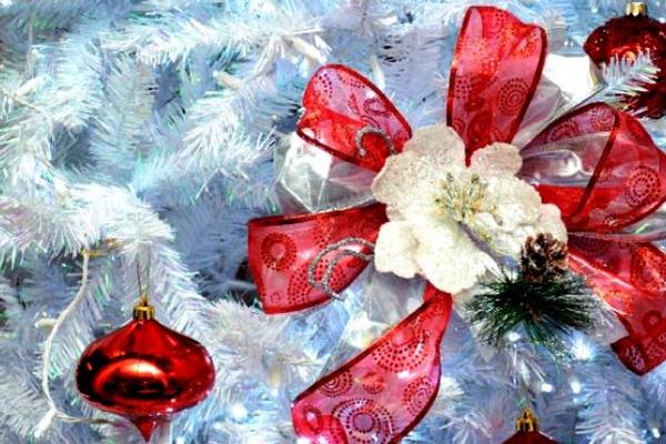 Una moña puede ser un buen complemento y una presentación ideal para un presente navideño. (Foto Prensa Libre: Cemaco)