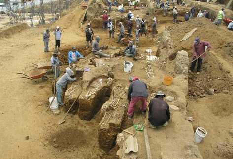 Equipo de arqueólogos y antropólogos extrae osamentas de antiguo cementerio que se encontraba  debajo del viejo mercado de Sololá.