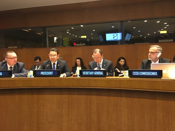 Iván Velásquez y Jimmy Morales durante una reunión en Naciones Unidas, cuando aún era secretario general de la ONU Ban Ki-moon. (Foto Prensa Libre: Hemeroteca PL)