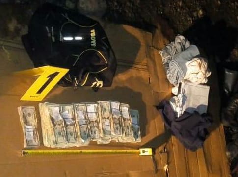Dinero localizado por las autoridades en San Marcos.(Foto Prensa Libre: PNC.)