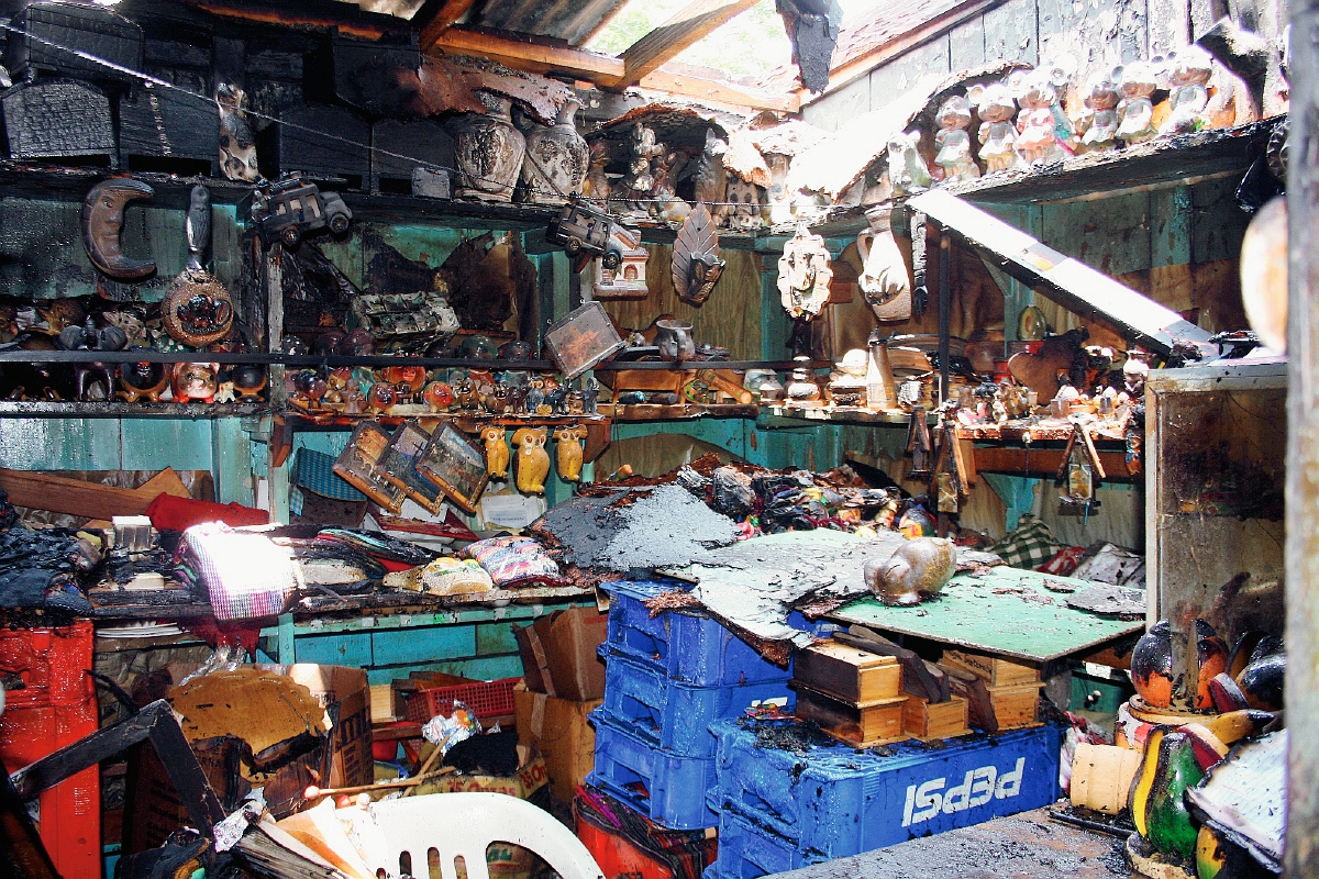 Artesanía destruida por incendio en un local del mercado de San Felipe de Jesús, Antigua Guatemala, Sacatepéquez. (Foto Prensa Libre: Renato Melgar)