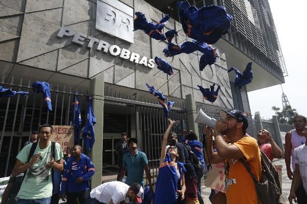 Un grupo de personas, frente al edificio de Petrobras, protesta hoy contra actos de corrupción en la petrolera estatal. (Fotografía Prensa Libre: AP)