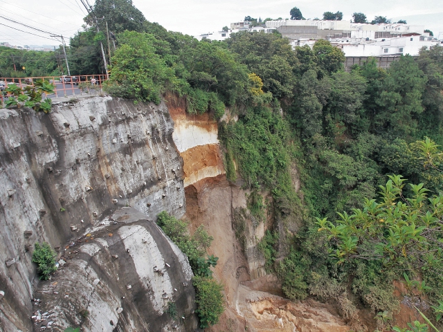 Un deslizamiento en octubre del 2015 socavó el bulevar San Marino. La solución sería construir un puente a un costo de Q24 millones.