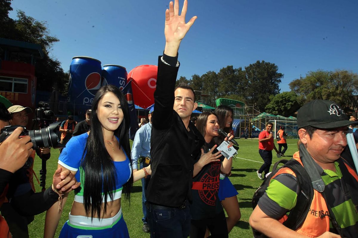 Marco Pappa saluda a los aficionados en El Trébol.(Foto Prensa Libre: Carlos Vicente)