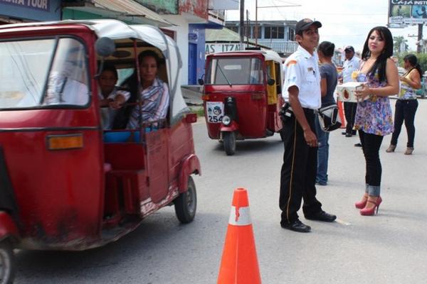 Estudiantes de Comunicación participan en el proyecto  Ayudanos hoy, a los que siempre nos ayudan. (Foto Prensa Libre: Rigoberto Escobar)