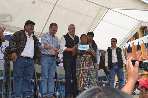 El presidente Otto Pérez Molina hace entrega simbólica del programa Mi Bono Seguro en Sololá. (Foto Prensa Libre: Édgar René Sáenz)<br _mce_bogus="1"/>