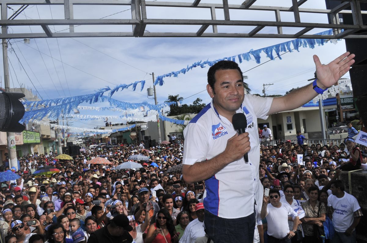 Jimmy Morales saluda a su audiencia en Barberena, Santa Rosa. (Foto Prensa Libre: Oswaldo Cárdona)