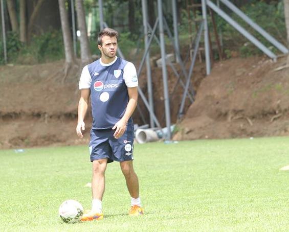 Rodrigo Saravia fue uno de los futbolistas que sobresalió con la Azul y Blanco Sub 23 en la clasificatoria al Preolímpico de la Concacaf (Foto Prensa Libre: Edwin Fajardo)