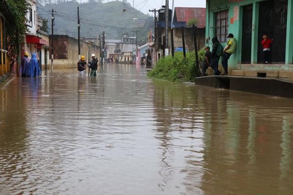 Varios sectores  de Alta Verapaz, principalmente Cobán, son afectados por inundaciones, debido a la fuerte lluvia que azota a la región. (Foto Prensa Libre: Eduardo Sam)