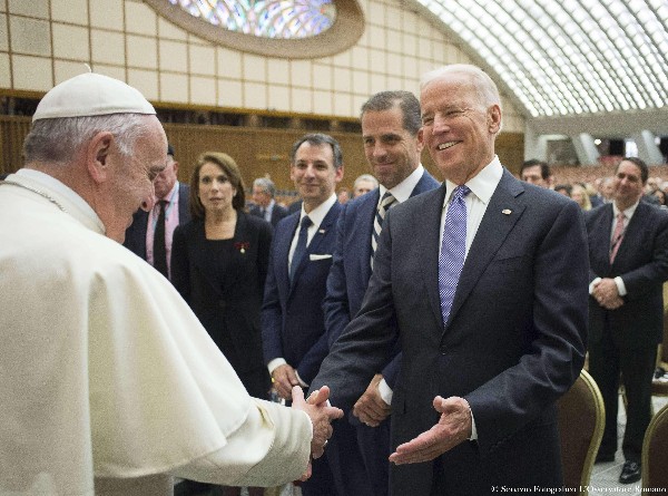 El papa Francisco saluda al vicepresidente de Estados Unidos, Joe Biden. (Foto Prensa Libre: EFE).