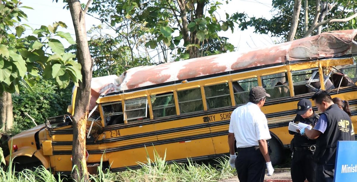 Bus accidentado que causó la muerte de una persona en Tiquisate, Escuintla. (Foto Prensa Libre: Cristian Soto).