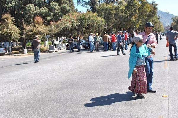 Taxistas impiden el paso vehicular entre San Marcos y San Pedro Sacatepéquez. (Foto Prensa Libre: Aroldo Marroquín)   <br _mce_bogus="1"/>