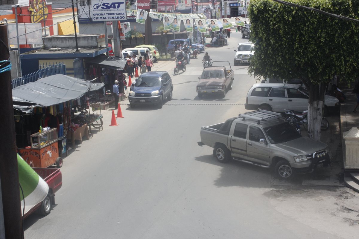 Vecinos de la cabecera de Chimaltenango buscan medios de transporte alterno, debido a parao de pilotos. (Foto Prensa Libre)