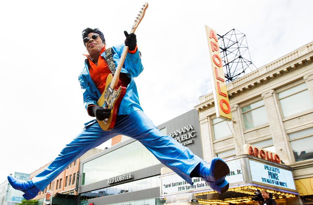 Un hombre caracterizado como Prince se presentó en la ceremonia donde se agregó al artista en el Paseo de la Fama del teatro Apollo. (Foto Prensa Libre: EFE)