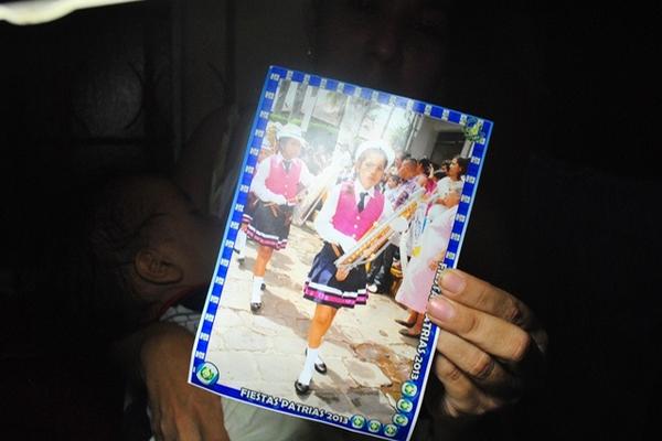 Familiar muestra fotografía de Katerin Mishel Pocón, quien desapareció, en Retalhuleu. (Foto Prensa Libre: Jorge Tizol)