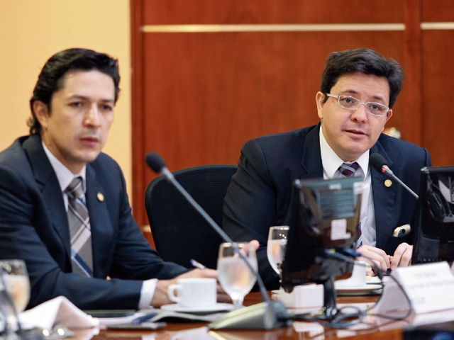 Víctor Martínez y Julio Héctor Estrada, viceministro y ministro de Finanzas, respectivamente, informan sobre el avance de la propuesta fiscal para el 2017. (Foto Prensa Libre: Érick Ávila)