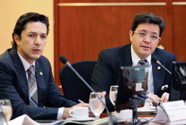 Víctor martínez y Julio Héctor Estrada, viceministro y ministro de Finanzas, respectivamente, informan sobre el avance de la propuesta fiscal para el 2017.