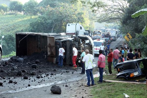 El camión C-211BHW volcó en el kilómetro 194 de la ruta a suroccidente, en Nuevo San Carlos, Retalhuleu.  (Foto Prensa Libre: Rolando Miranda)