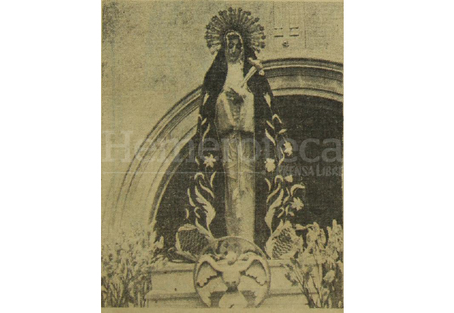 La Santísima Virgen de Dolores de la Parroquia Vieja fue captada a su salida en la procesión del Lunes Santo de 1971. La imagen aparecía en un campo de lirios morados según la publicación del 6 de abril de 1971. (Foto: Hemeroteca PL)