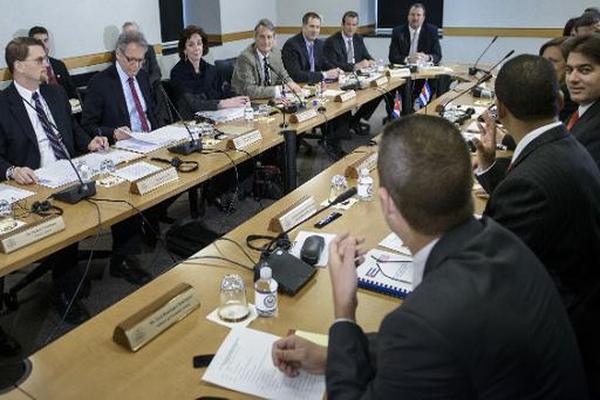 Las delegaciones de Cuba (d) y EEUU en sus negociaciones del 27 de febrero de 2015 en Washington. (Foto Prensa Libre: AFP)