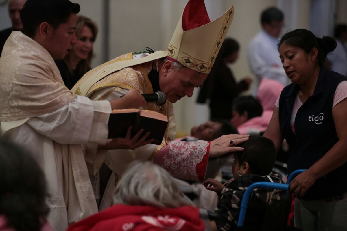 Los asistentes a la peregrinación participan en una misa, en la Parroquia Santo Domingo. (Foto Prensa Libre: Carlos Hernández Ovalle)