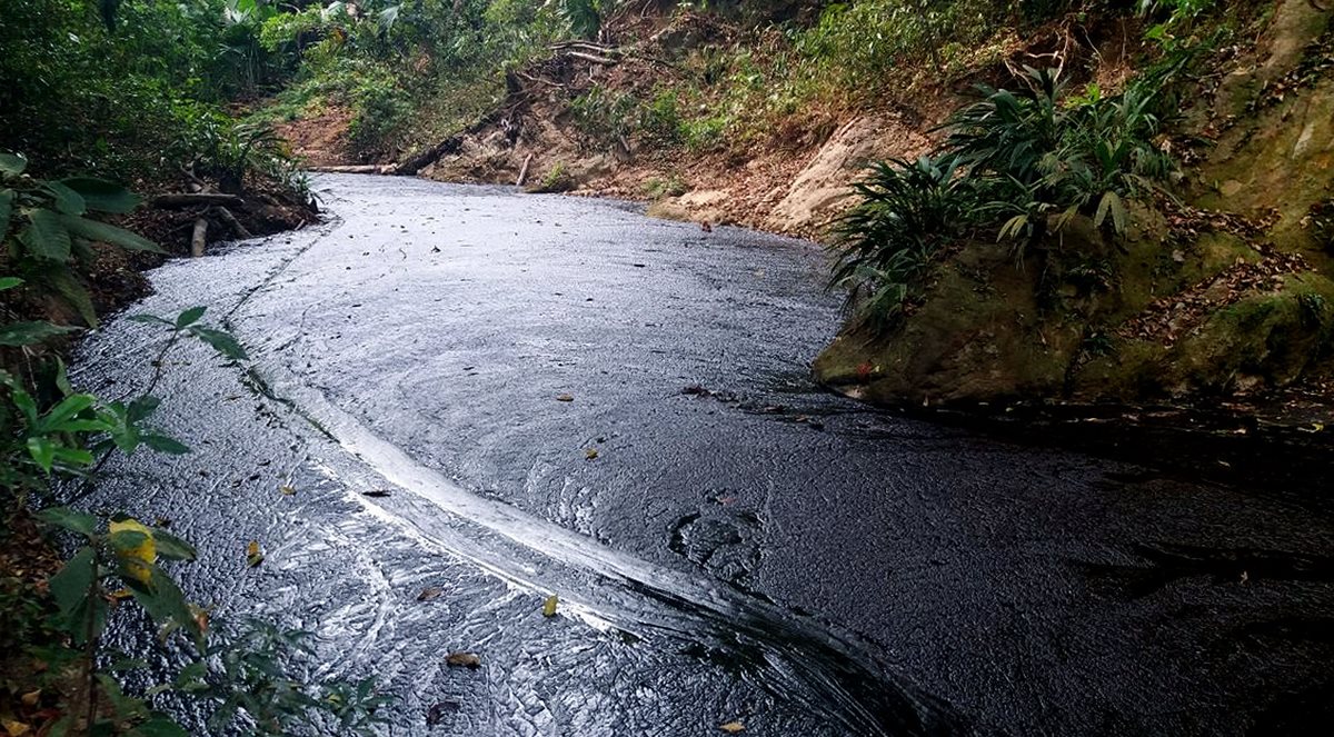 Fotografía de la quebrada La Lizama, en Barrancabermeja (Colombia). Los técnicos de Ecopetrol detectaron el 27 de marzo de 2018, un nuevo agujero en el afloramiento de petróleo que ha causado un desastre ambiental en varios arroyos que fluyen por el departamento colombiano de Santander. (Foto, Prensa Libre: Efe).
