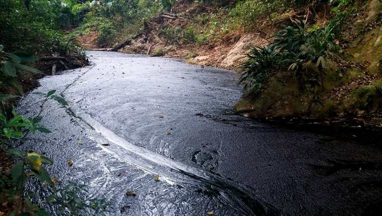 Fotografía de la quebrada La Lizama, en Barrancabermeja (Colombia). Los técnicos de Ecopetrol detectaron el 27 de marzo de 2018, un nuevo agujero en el afloramiento de petróleo que ha causado un desastre ambiental en varios arroyos que fluyen por el departamento colombiano de Santander. (Foto, Prensa Libre: Efe).