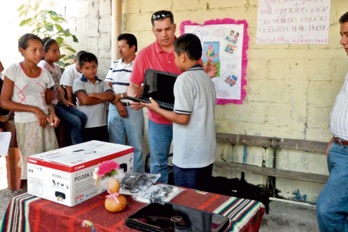 Mynor Aguirre —de rojo — hace un donativo de equipo de computación en Santa Catarina Mita, Jutiapa.
