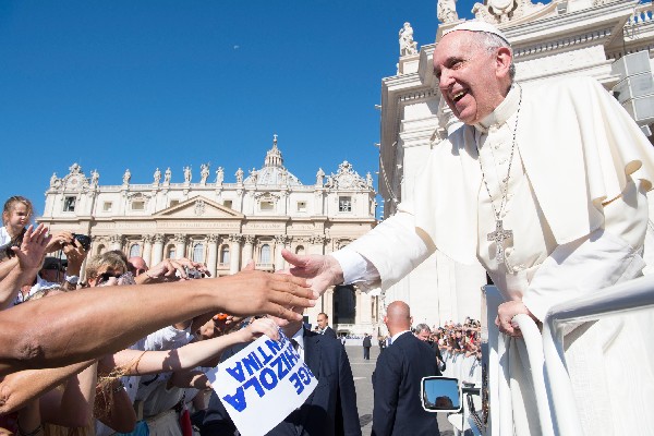 El papa Francisco saluda a los fieles en el Vaticano. (Foto Prensa Libre:AFP).