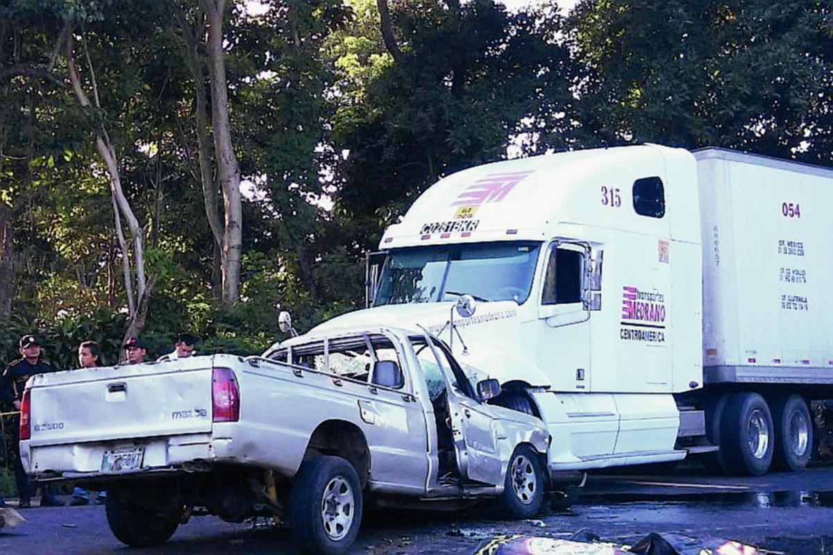 El tráiler chocó de frente contra el picop donde viajaban tres personas que murieron, en San Antonio Suchitepéquez. (Foto Prensa Libre: Omar Méndez)