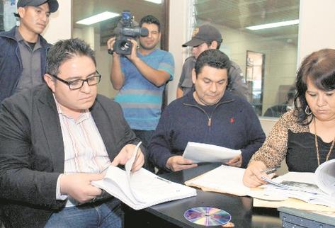 Samuel Alvarado —izquierda— y Eliot Imeri examinan el expediente que contiene la investigación en su contra por supuesto tráfico de influencias. (Foto Prensa Libre: Óscar Rivas)