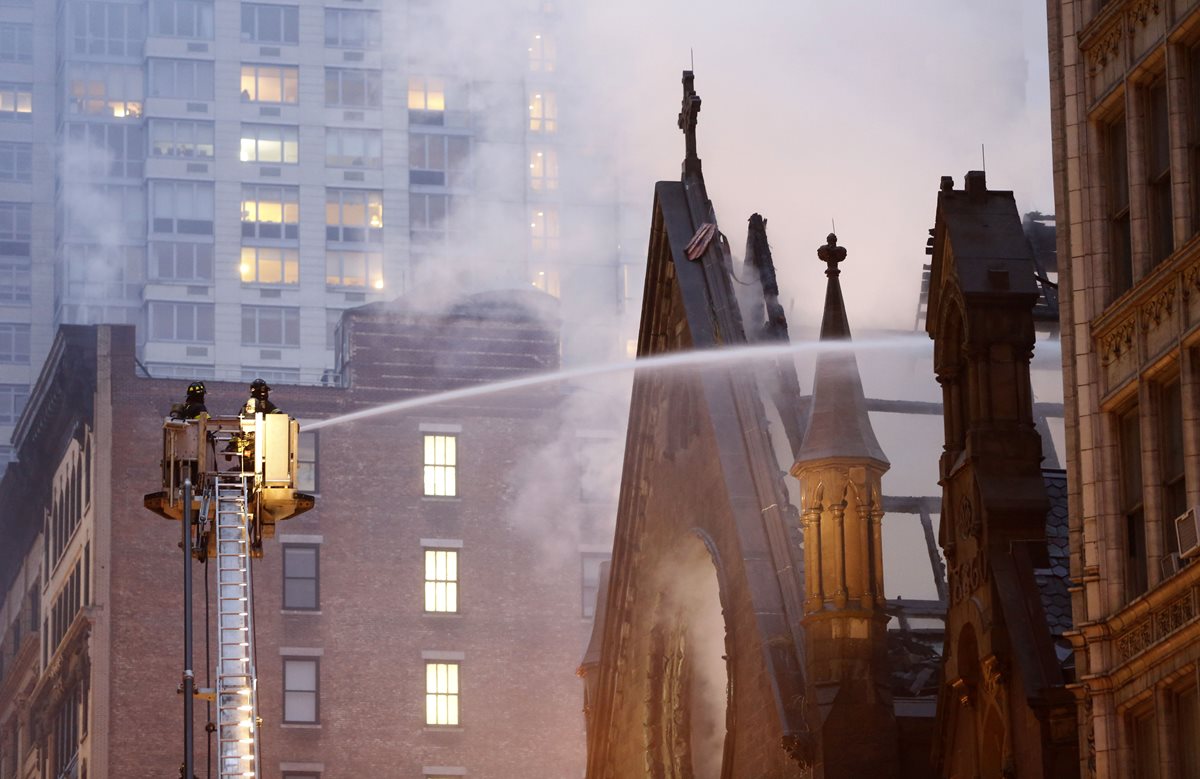 Bomberos combaten el poderoso incendio desatado en una iglesia ortodoxa en Manhattan. (Foto Prensa Libre: AP).