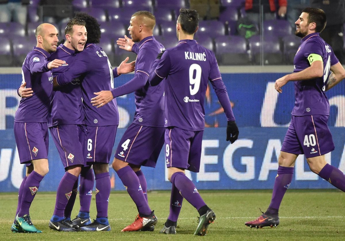 Así festejaron los jugadores de la Fiorentina en el primer gol. (Foto Prensa Libre: AP)