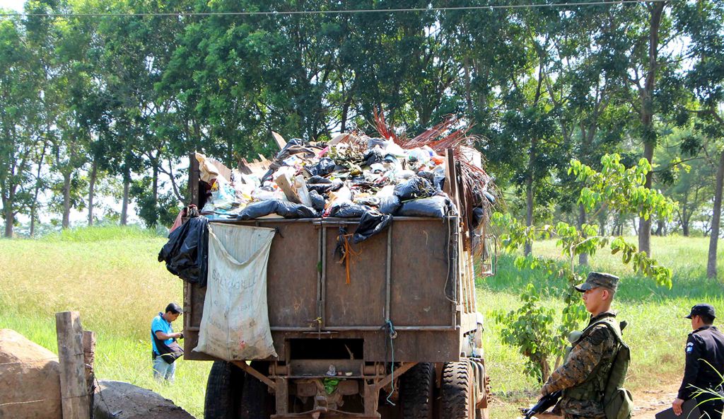 Autoridades resguardan el lugar donde ocurrió la tragedia en la cabecera de Retalhuleu. (Foto Prensa Libre: Rolando Miranda).