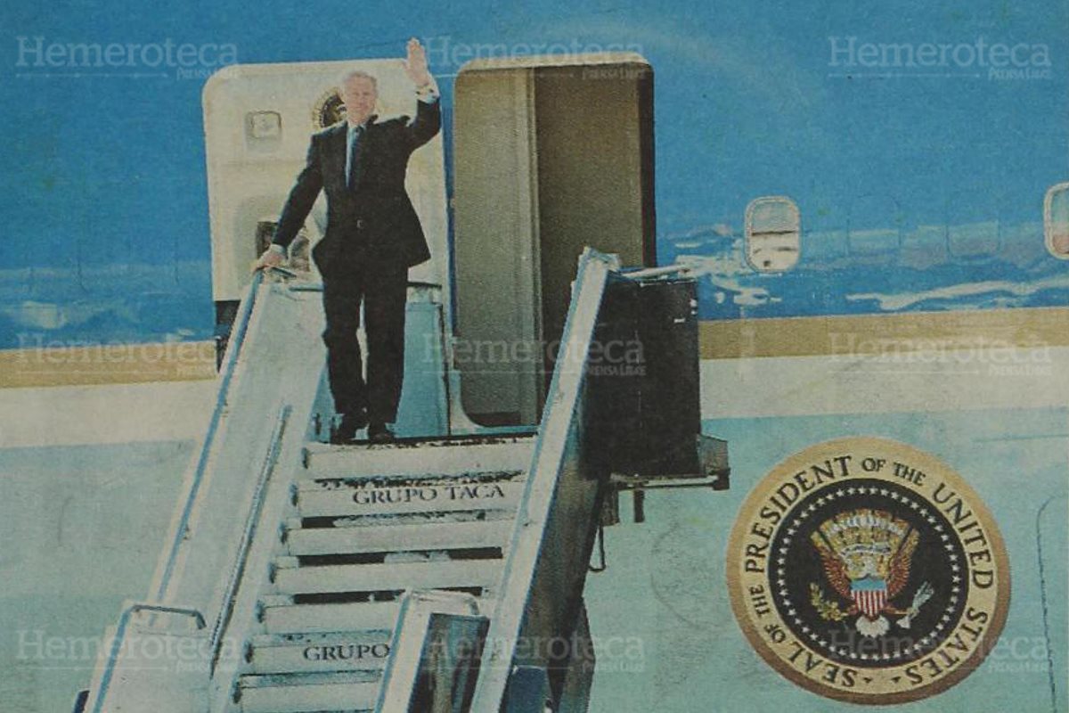 10/03/1999. A bordo de su avión oficial, el presidente Clinton arribó al país. (Foto: Hemeroteca PL).