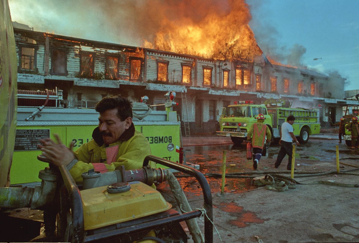 El 6 de noviembre de 1995 ardió el histórico edificio de la empresa estatal Ferrocarriles de Guatemala (Fegua) se quemaba. (Foto Prensa Libre: Hemeroteca)