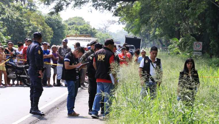 Autoridades trabajan en el lugar del hallazgo del doble crimen. (Foto Prensa Libre: Enrique Paredes)