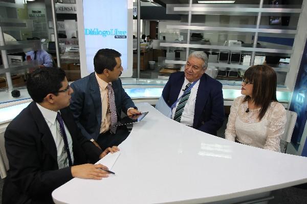 El director de la Unidad de Mediación del OJ, Carlos Castillo,  y la psicoanalista Silvia Moino —Der.—, conversan con los periodistas Juan Manuel Castillo y Gustavo Montenegro —izquierda—.