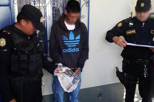 Policías custodian al menor detenido por el intento de matar a maestra. (Foto Prensa Libre: PNC)<br _mce_bogus="1"/>
