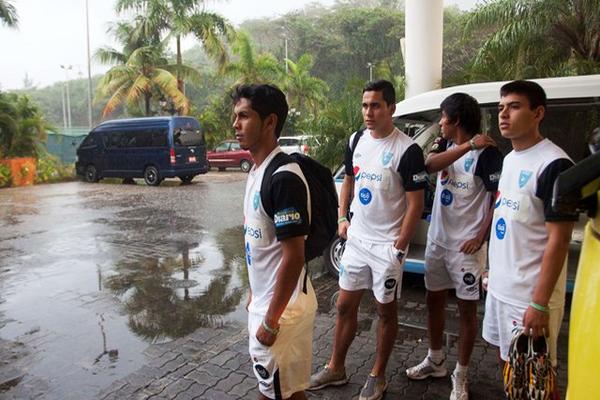 Jugadores observando la lluvia desde los corredores del hotel. (Foto Prensa Libre: Hemeroteca PL)