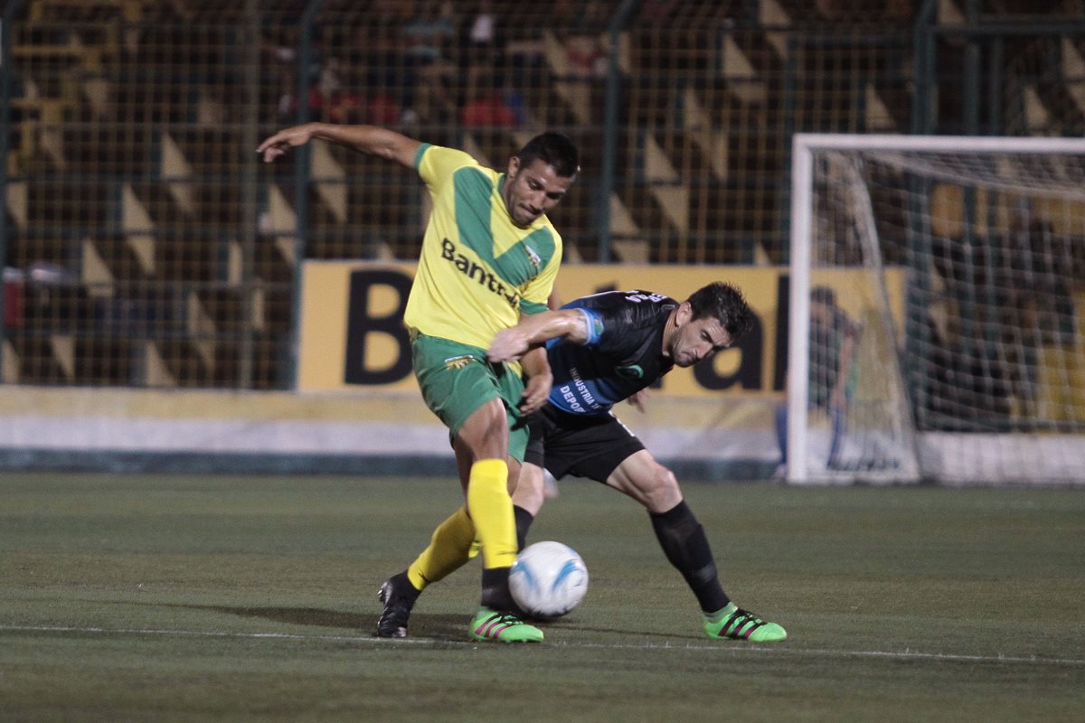 Los loros no pudieron contra los Peces Cenizos en el estadio Julio Cobar. (Foto Prensa Libre: Jesús Cuque)